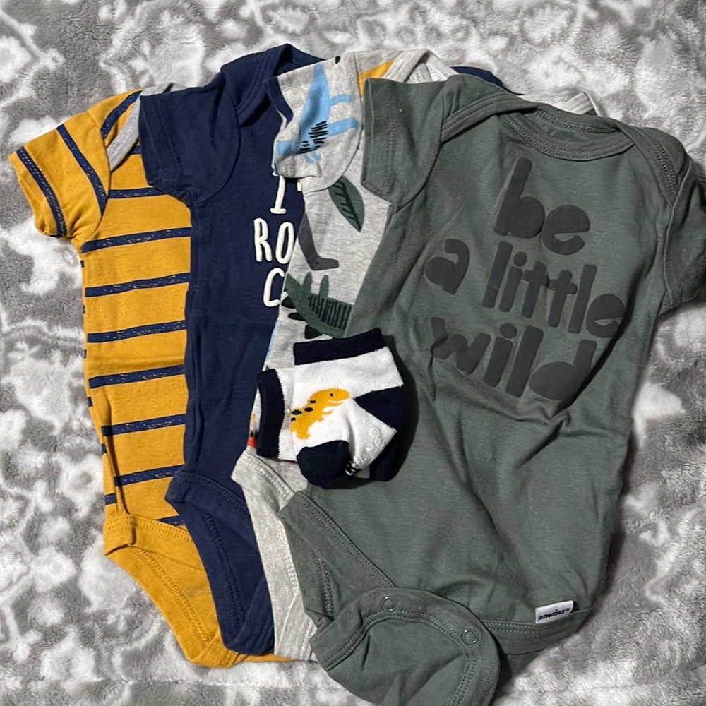 4PK short sleeve onesies plus a pair of socks . 0-3 moths.